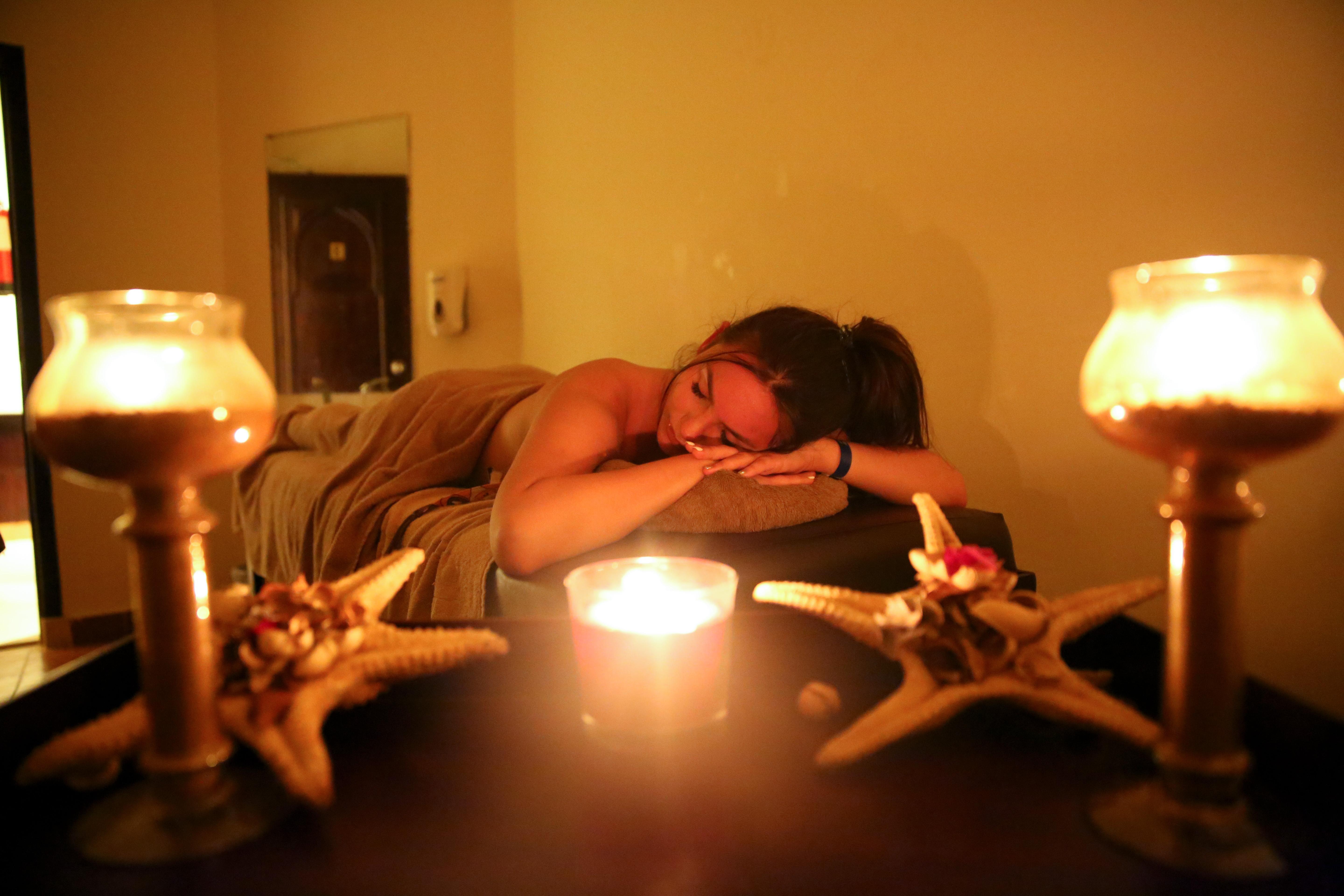 Charmillion Club Resort Sharm el-Sheikh Bagian luar foto A woman relaxing at a spa